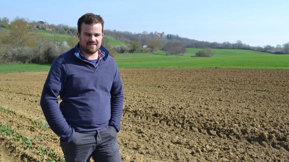 Entre une parcelle d’ail et un champ de blé, Florian Lahas a préparé son sol pour y semer bientôt son sorgho. ©. F. Jacquemoud